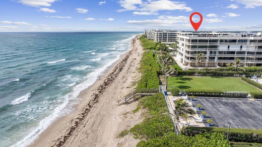 Residential complexes in Palm Beach, Florida