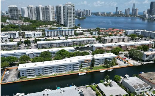 Residential complexes in North Miami Beach, Miami-Dade