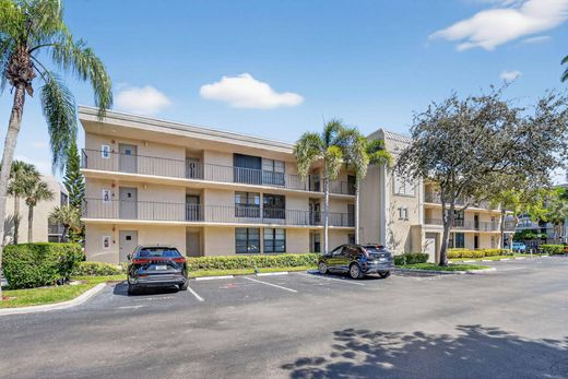 Residential complexes in Boca Raton, Palm Beach