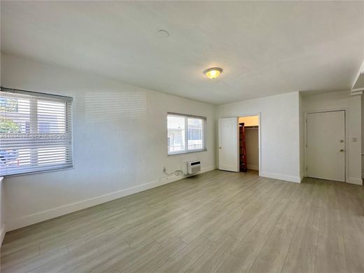 Residential complexes in Miami Beach, Miami-Dade