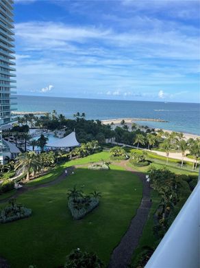 Residential complexes in Bal Harbour, Miami-Dade