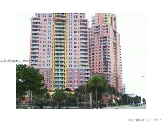 Residential complexes in Fort Lauderdale, Broward County