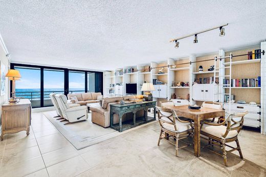 Residential complexes in Boca Raton, Palm Beach