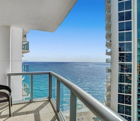 Sunny Isles Beach, Miami-Dade Countyのアパートメント・コンプレックス