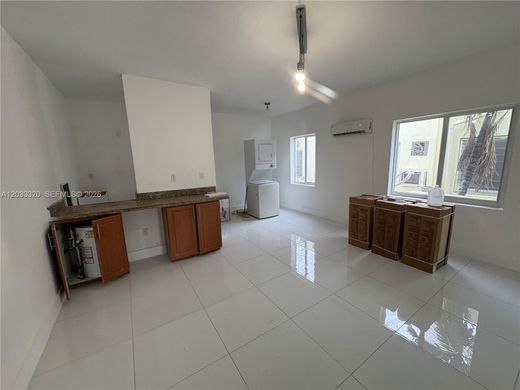 Residential complexes in Miami Beach, Miami-Dade