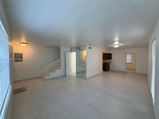 Casa di città a Sweetwater, Miami-Dade County