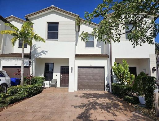 Townhouse in Pembroke Pines, Broward County