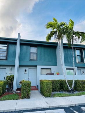 Townhouse - Pembroke Pines, Broward County