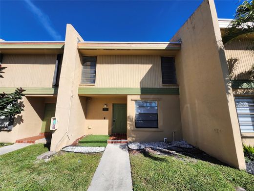 Townhouse in Pembroke Pines, Broward County