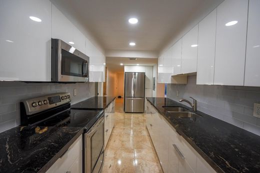 Bay Harbor Islands, Miami-Dade Countyのアパートメント・コンプレックス