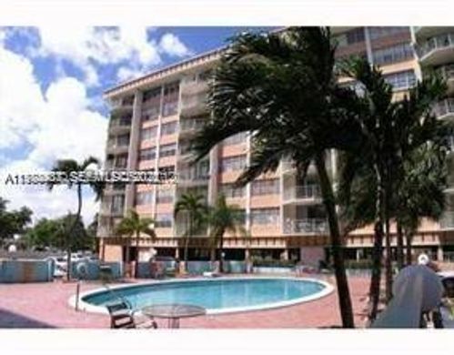 Residential complexes in North Miami Beach, Miami-Dade