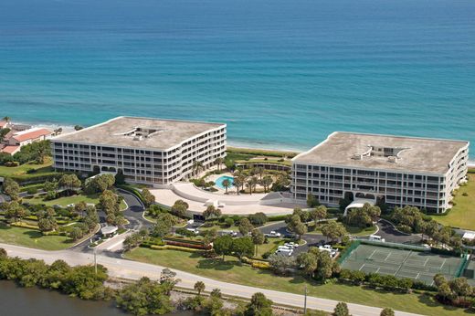 Residential complexes in Palm Beach, Florida