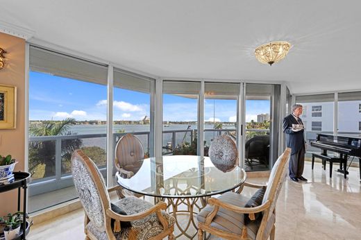 Residential complexes in West Palm Beach, Palm Beach