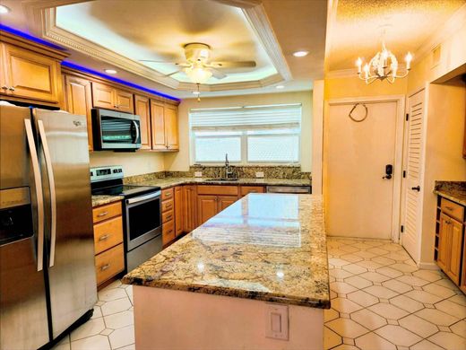 Residential complexes in Boynton Beach, Palm Beach