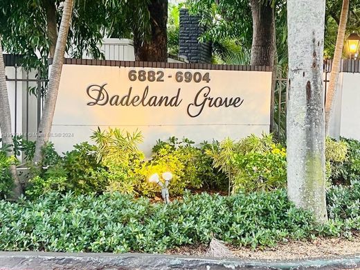 Residential complexes in Pinecrest, Miami-Dade