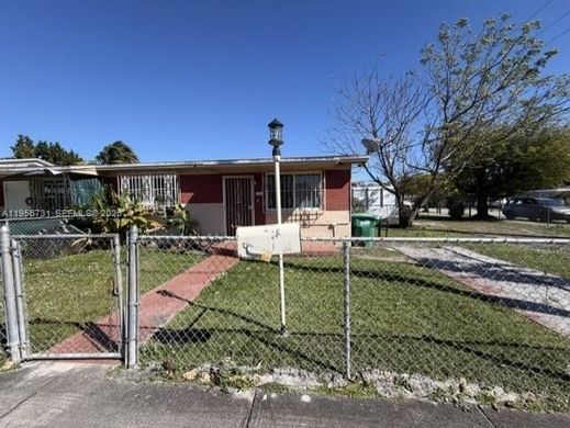 Residential complexes in Miami Heights Trailer Park, Miami-Dade