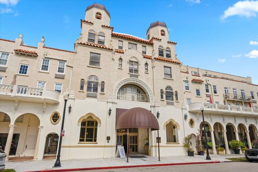 Residential complexes in Palm Beach, Florida