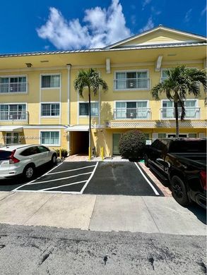 Residential complexes in Fort Lauderdale, Broward County
