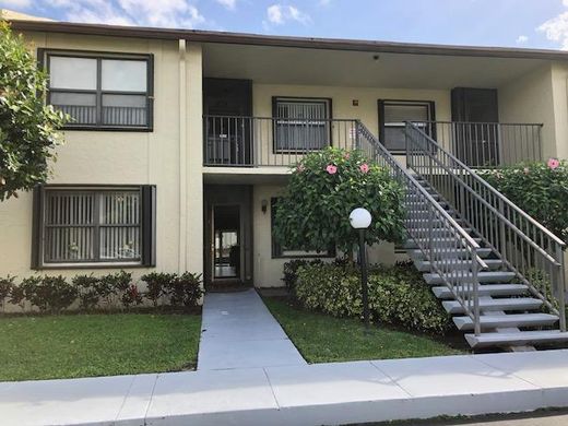 Residential complexes in Lake Worth, Palm Beach