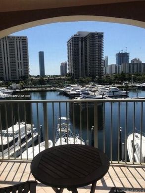 Kamienica w Aventura, Miami-Dade County