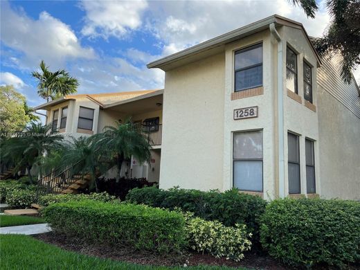 Residential complexes in Deerfield Beach, Broward County