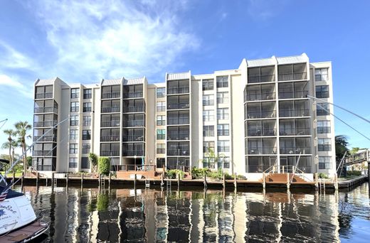 Residential complexes in Boca Raton, Palm Beach
