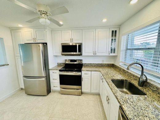Residential complexes in Boynton Beach, Palm Beach