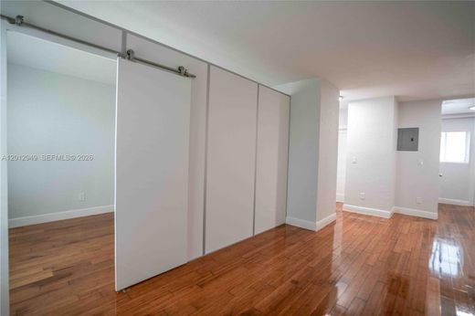 Residential complexes in Miami Beach, Miami-Dade