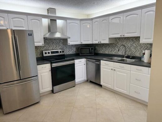 Residential complexes in Boca Raton, Palm Beach