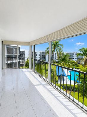 Residential complexes in Boca Raton, Palm Beach
