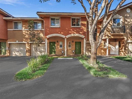 Townhouse in Hallandale, Broward County