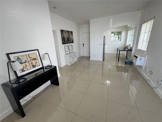 Residential complexes in Miami Beach, Miami-Dade