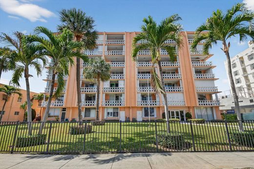 Residential complexes in Lake Worth, Palm Beach