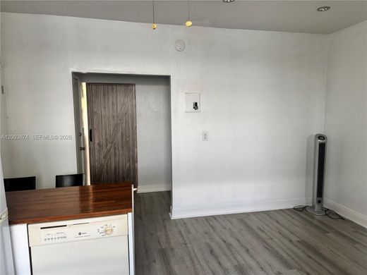 Residential complexes in Miami Beach, Miami-Dade
