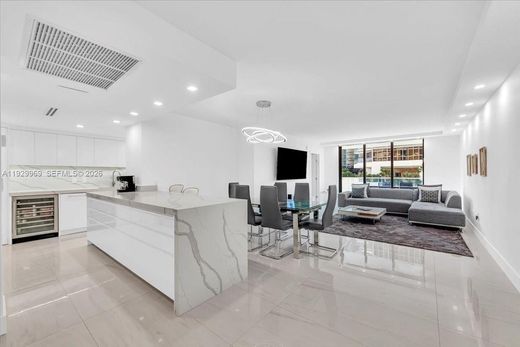 Residential complexes in Bal Harbour, Miami-Dade