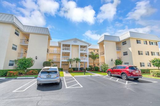 Residential complexes in Boynton Beach, Palm Beach