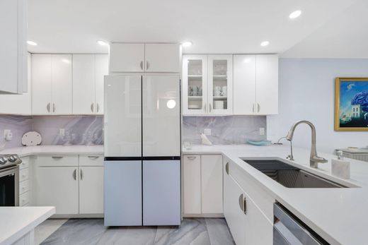 Residential complexes in Boca Raton, Palm Beach