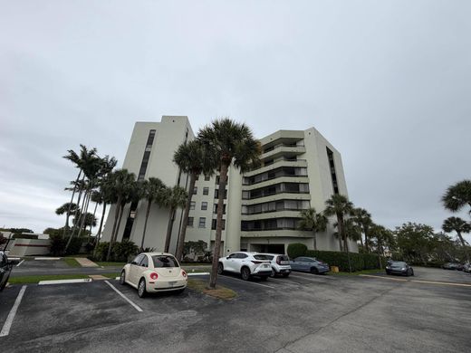 Residential complexes in Boca Raton, Palm Beach