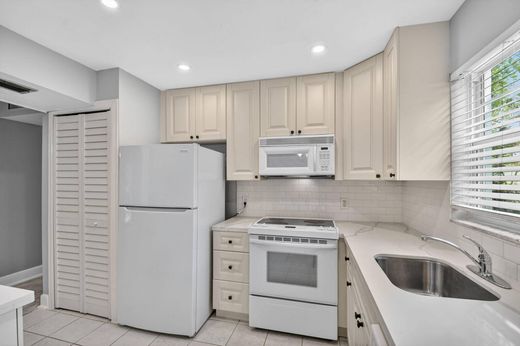 Residential complexes in Lake Worth, Palm Beach