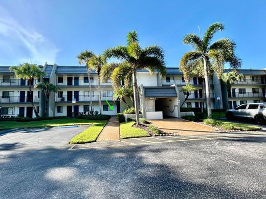 Residential complexes in Lake Worth, Palm Beach