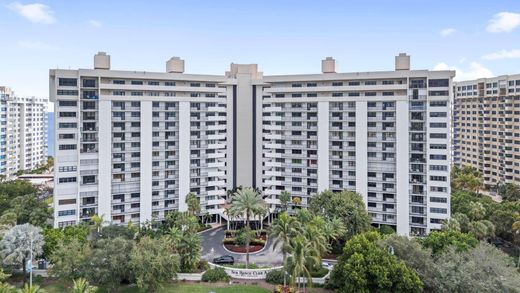 Residential complexes in Lauderdale by the sea, Broward County