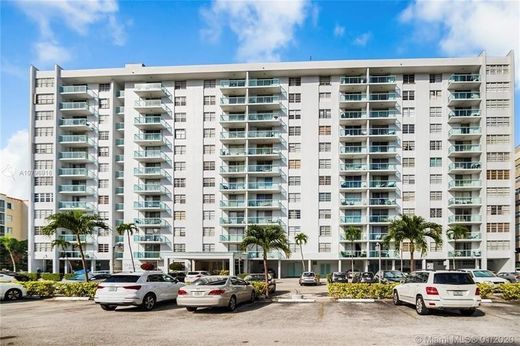 Residential complexes in North Miami Beach, Miami-Dade