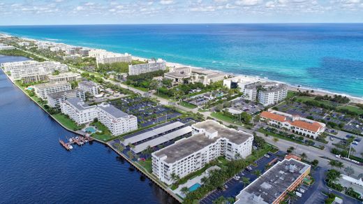 Residential complexes in Palm Beach, Florida