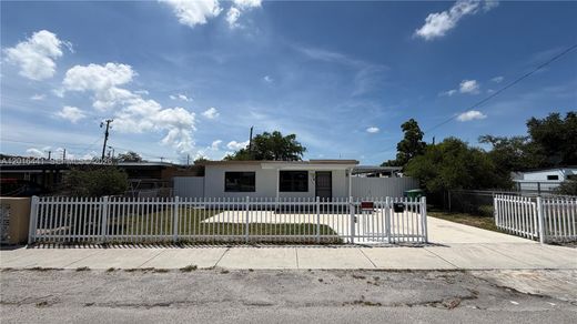 Villa in Opa-locka North  (historical), Miami-Dade