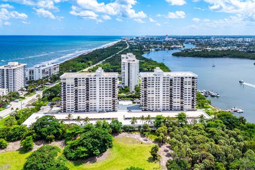 Residential complexes in Boca Raton, Palm Beach