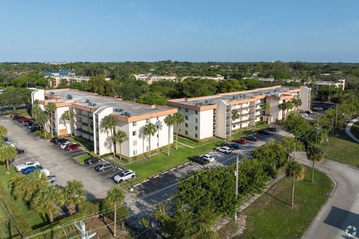 Residential complexes in Lake Worth, Palm Beach