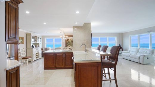 Residential complexes in Fort Lauderdale, Broward County