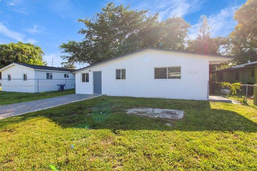 Вилла, Miami Heights Trailer Park, Miami-Dade County