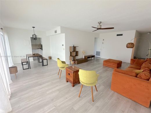 مجمع شقق ﻓﻲ Bay Harbor Islands, Miami-Dade County