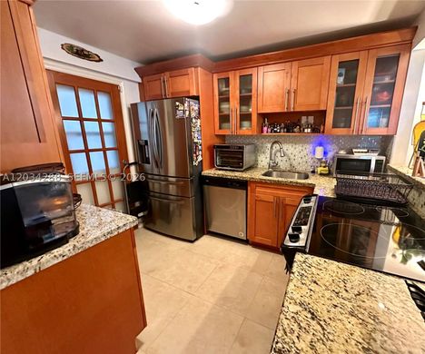 Kamienica w Hallandale Beach, Broward County